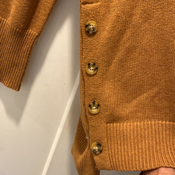 Tahari Tunic V-Neck Hi-Lo Sweater with Beautiful Tortoiseshell Button Accents - Picture 2 of 9